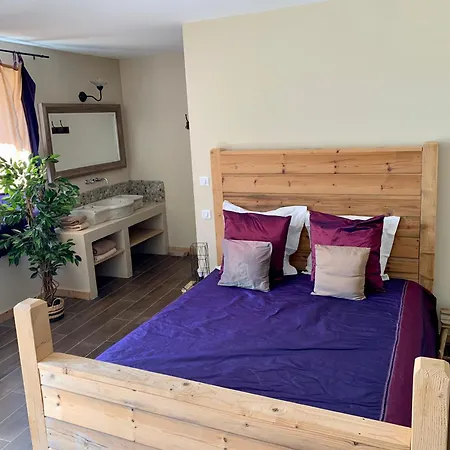 Mas Des Terres Rouges Holiday home Vezenobres
